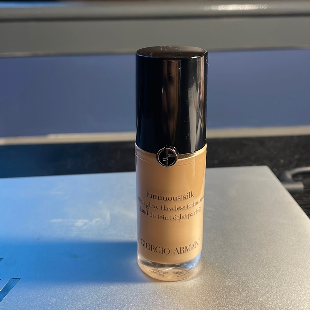 Giorgio Armani luminous silk perfect glow foundation 5.25
